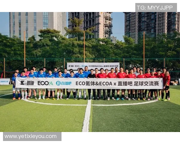 足球巨星场上并肩作战互相保护展现团队精神与友谊力量